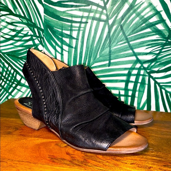 Miz Mooz Chase Black Leather Peep Toe Sandals 39/8.5-9 Wide - Picture 1 of 10